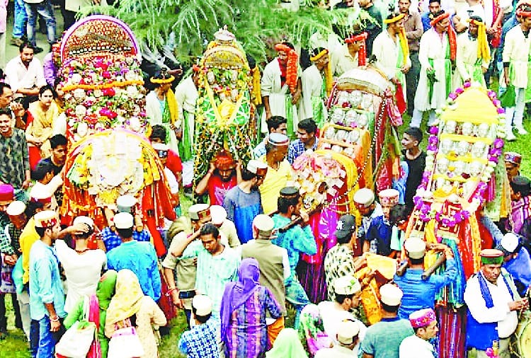 कला लाड़ी उझी री जेचिए पर मचाया धमाल