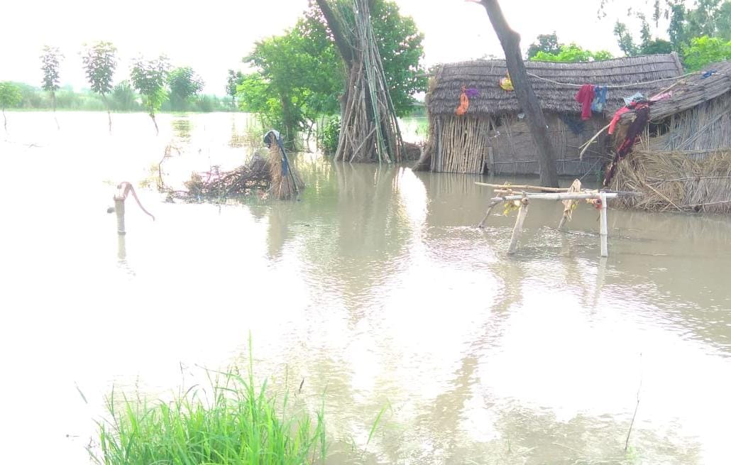 बाढ़ के पानी से घिरे देवरांचल के सभी 125 गांव