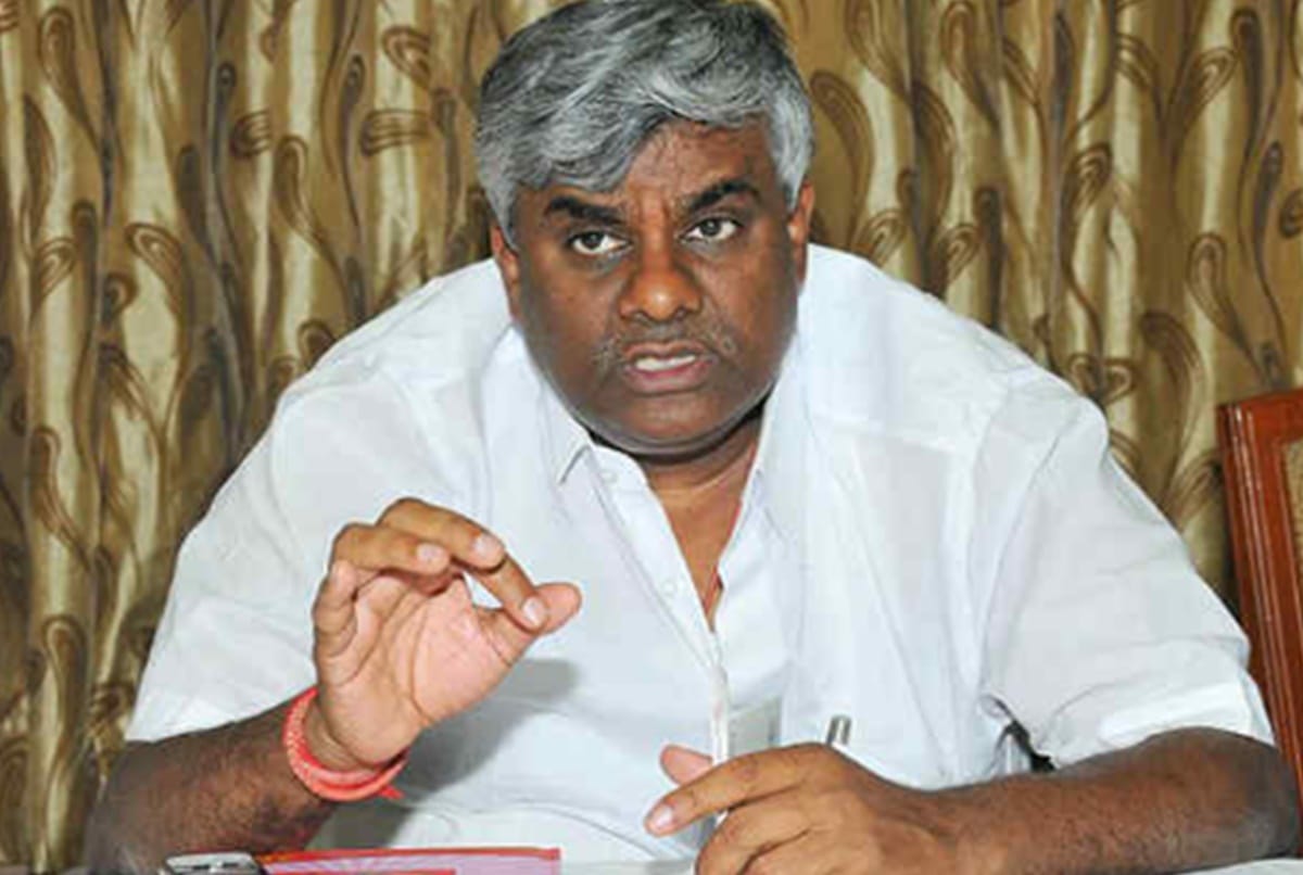 Kumaraswamy brother HD Revanna throws biscuit packets at flood victims in relief camp, Video Viral