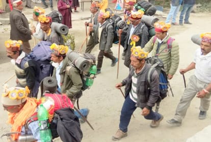 three women will cross 16800 feet high Kugati pass on bare foot