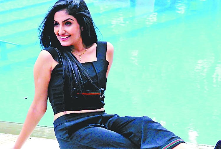 Singer Rupali Jagga was sing bhajan  at temple in Saharanpur