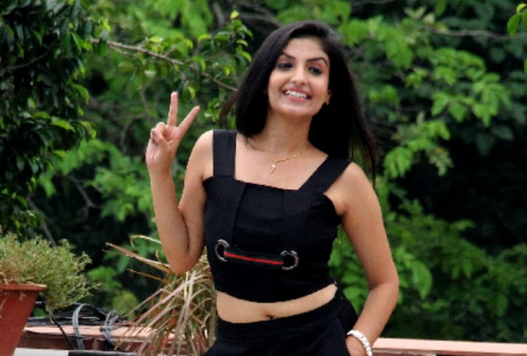 Singer Rupali Jagga was sing bhajan  at temple in Saharanpur