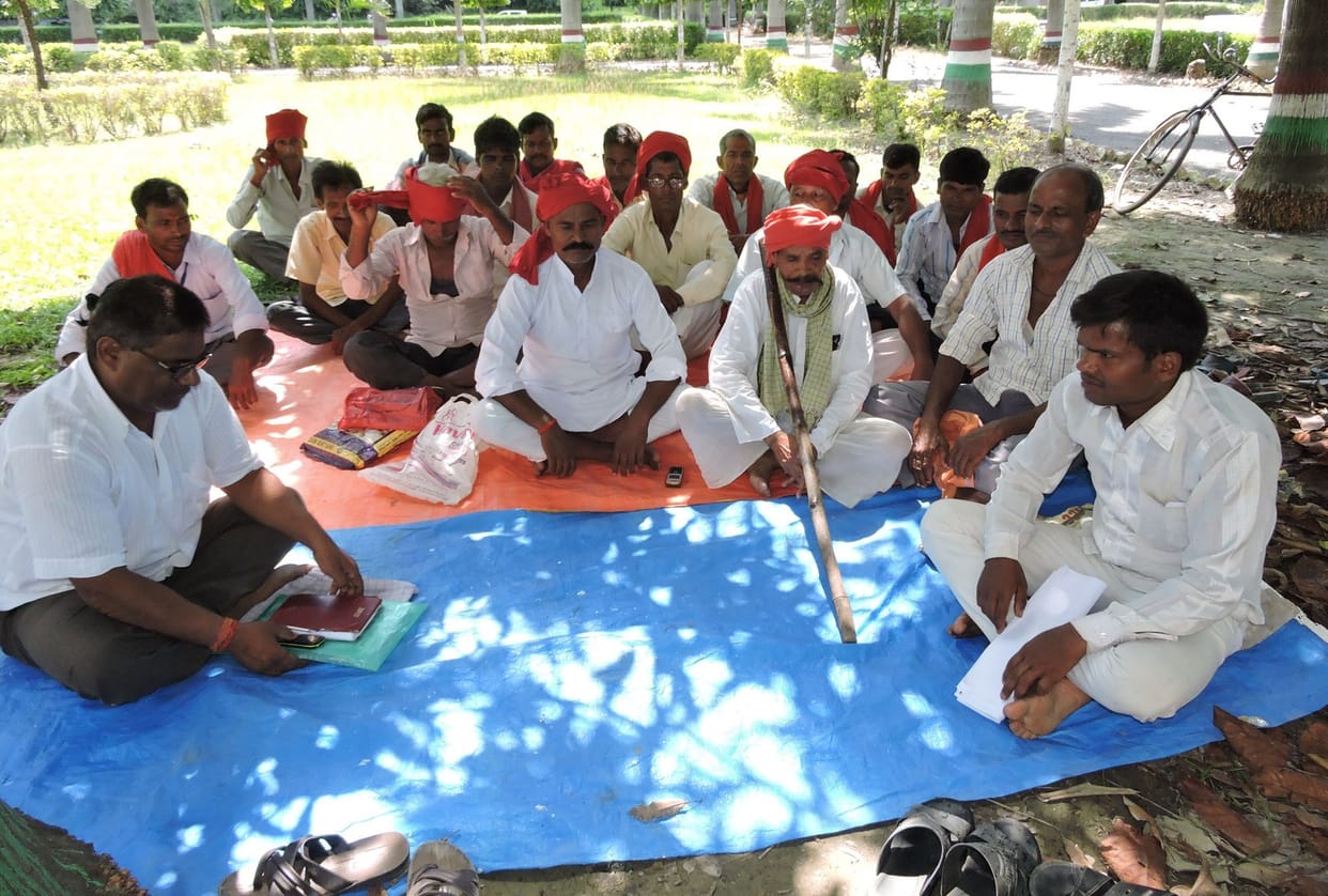 हाजिरी के एवज में दीवान मांगता है शराब
