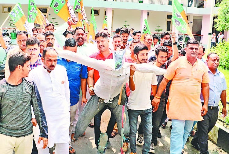 भाजयुमो ने निकाली नीरज भारती की शव यात्रा