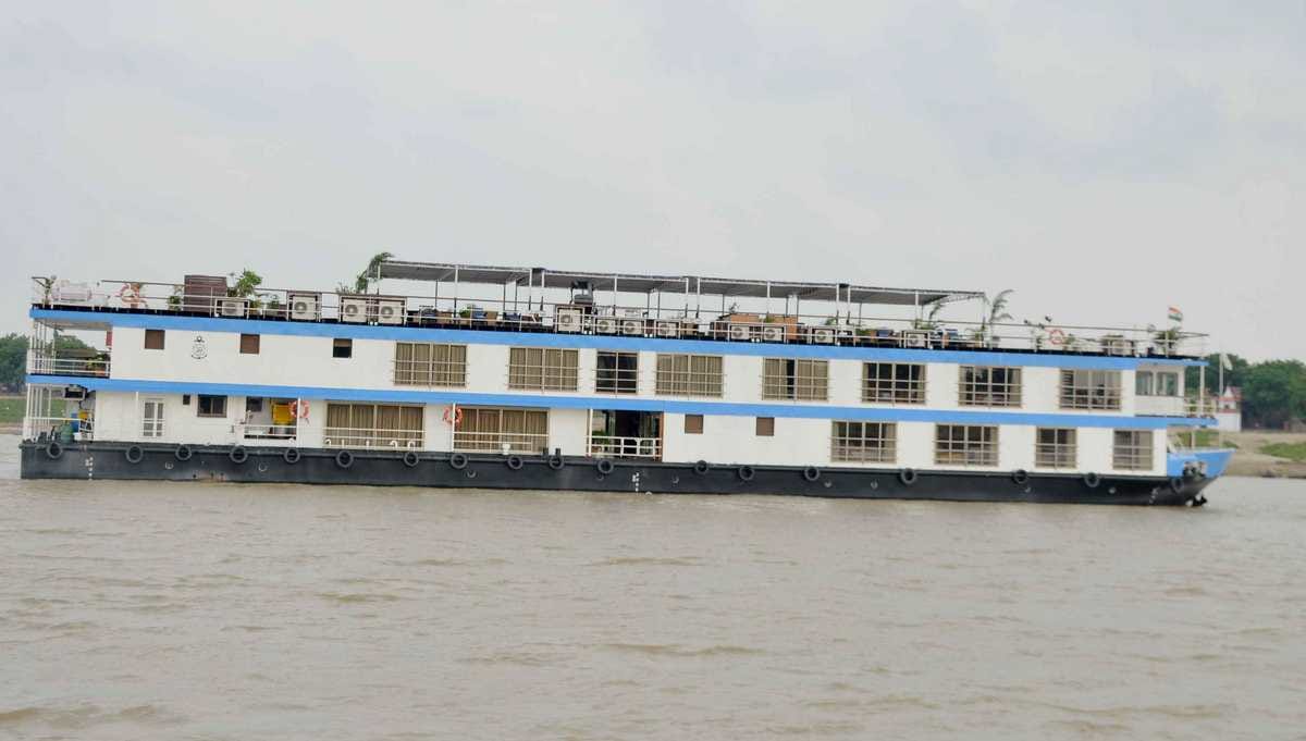 Luxury Cruise rajmahal arrived varanasi with foreigner tourist