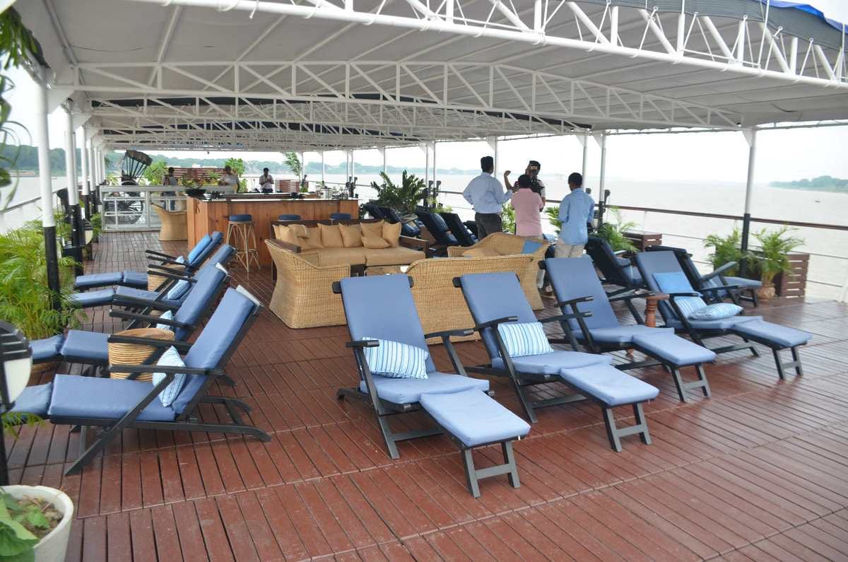 Luxury Cruise rajmahal arrived varanasi with foreigner tourist