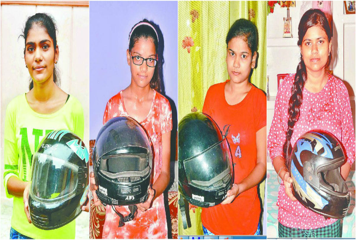 राखी बेचने के साथ ही हेलमेट का महत्व बता रहे  दुकानदार