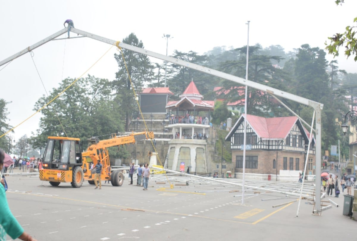 Stalls establshed on the unsafe historical ridge shimla