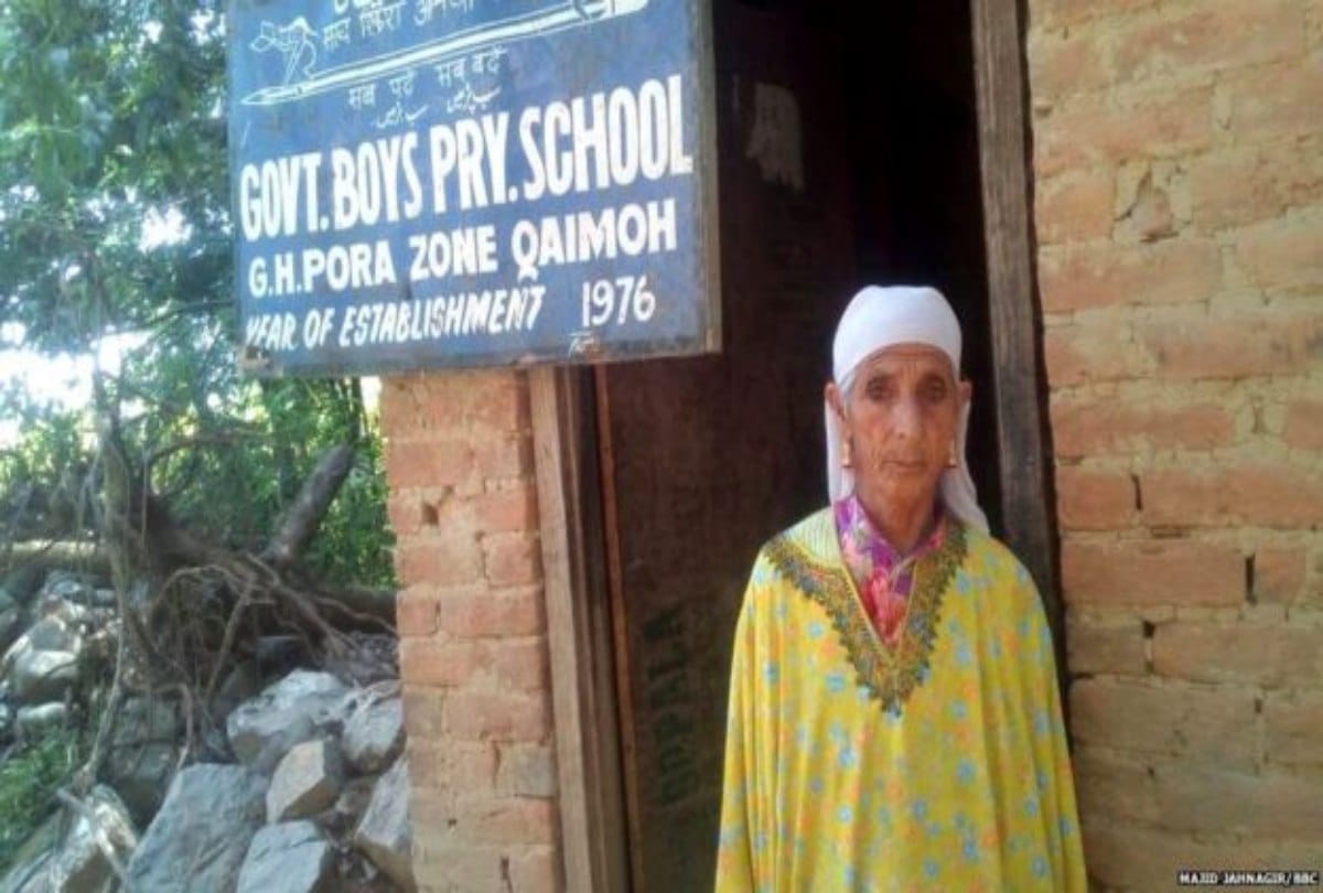 Seventy one years old woman working for twenty rupees only