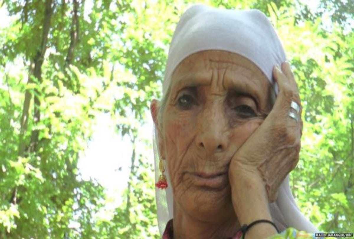 Seventy one years old woman working for twenty rupees only