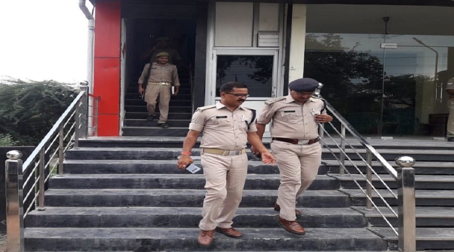 Lovers couple committed suicide at hotel, surprised police officers after seeing dead body