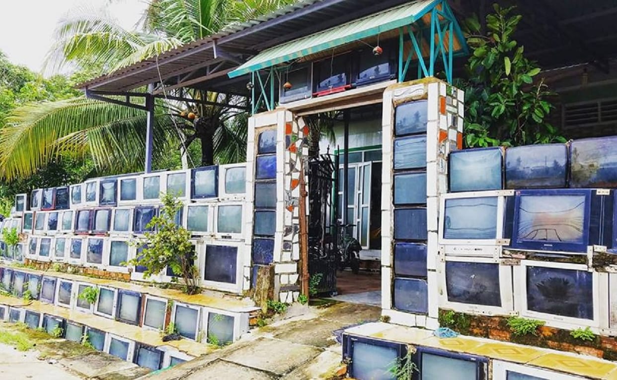 To avoid the strong winds, walls of the house made of old TVs,Viral on social media
