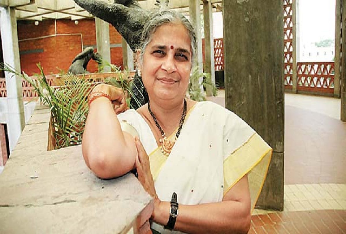Sudha Murthy Doing Packing For Flood Relief Kodagu, Kerala