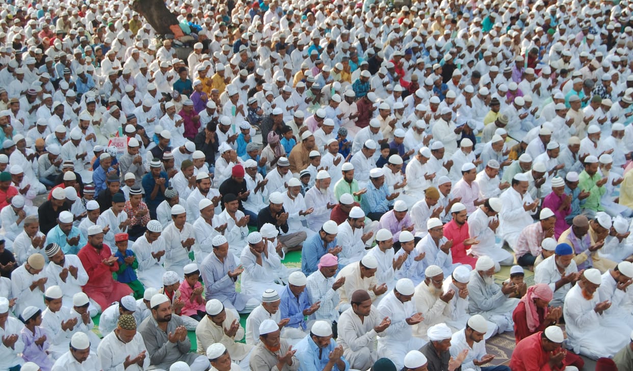 गले मिलकर दी बकरीद की बधाई