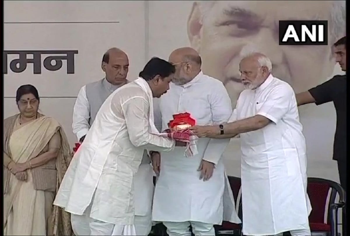 Today PM Modi will hand over all the state presidents of the Country to Pajapayee urn