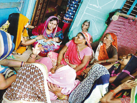 किसान की  बिलखते परिजन।