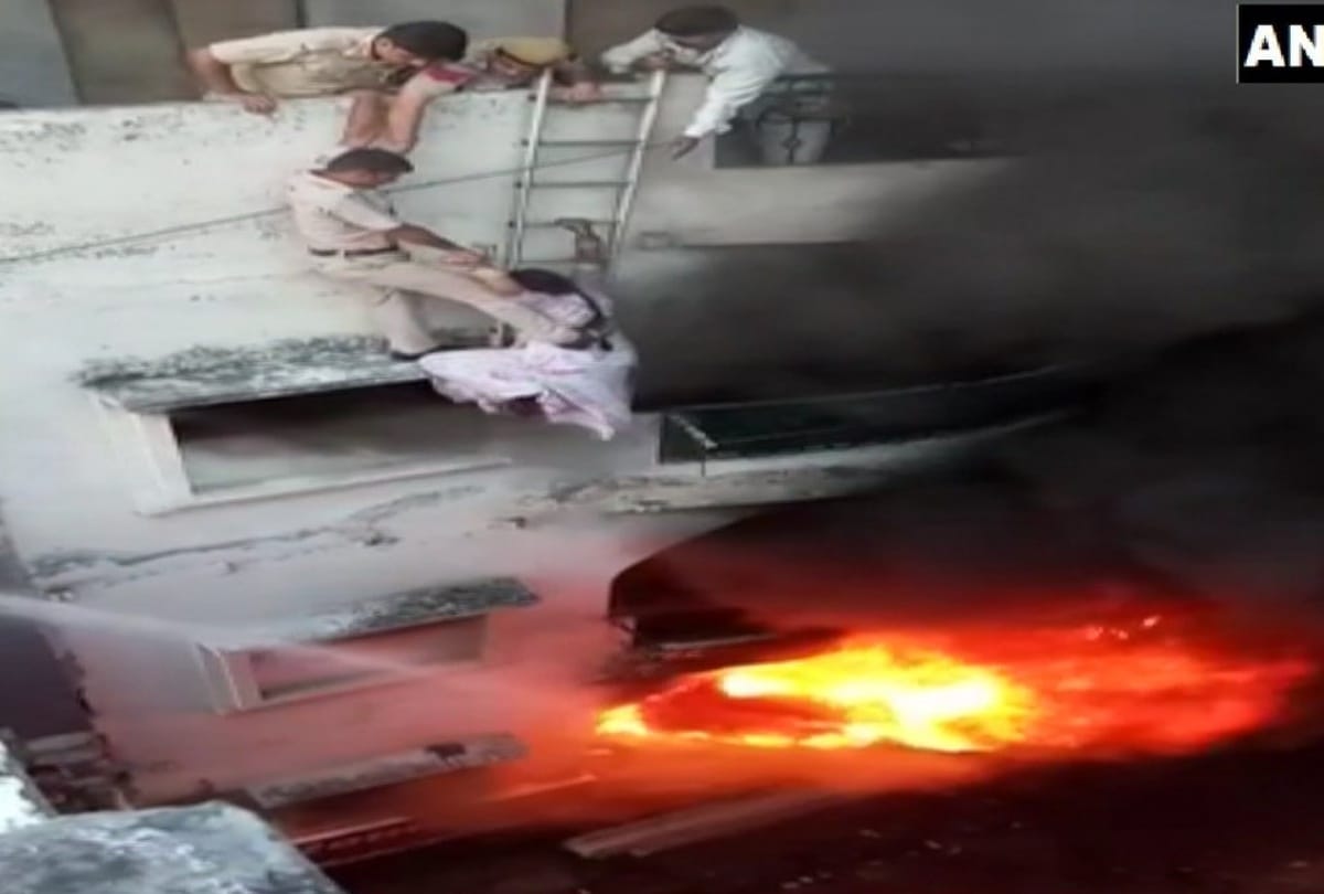 fire breaks out in delhi paharganj 4 storey building man jumps to rescue himself