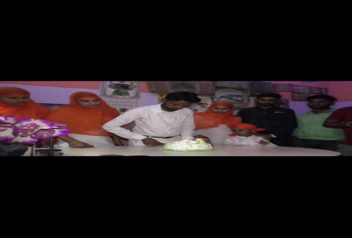 This family cut the goat in cake and celebrated agra
