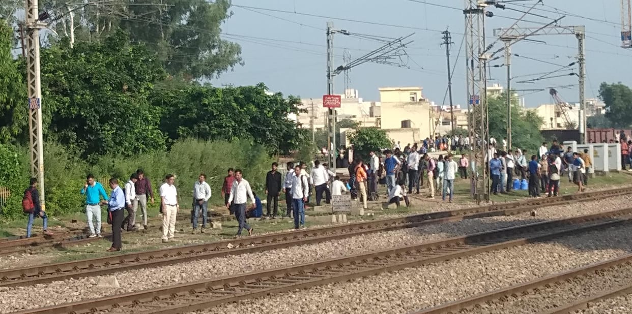 ना तो नियमों की परवाह है और ना ही जान  की
