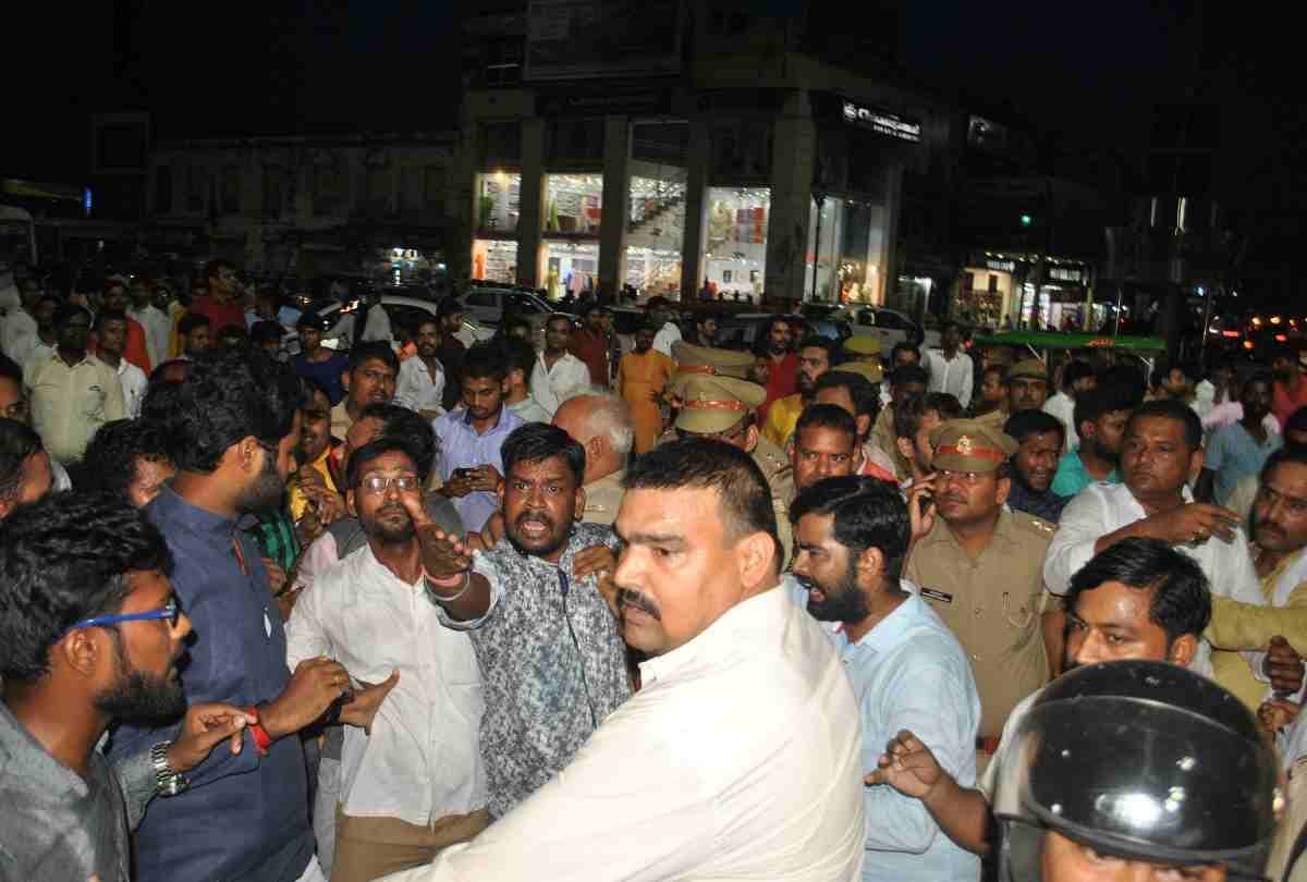 police station in-charge beaten by bhajyumo worker