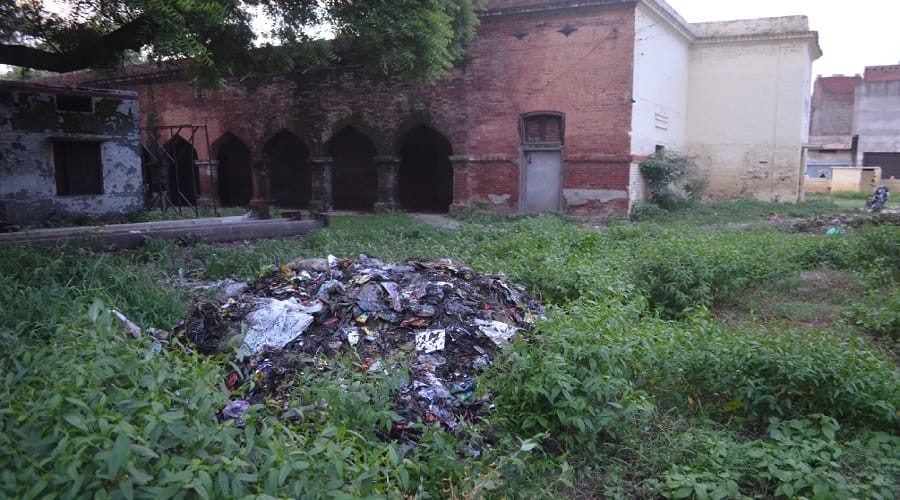 Meerut town is not well in UP, municipal corporation has put garbage in school premises