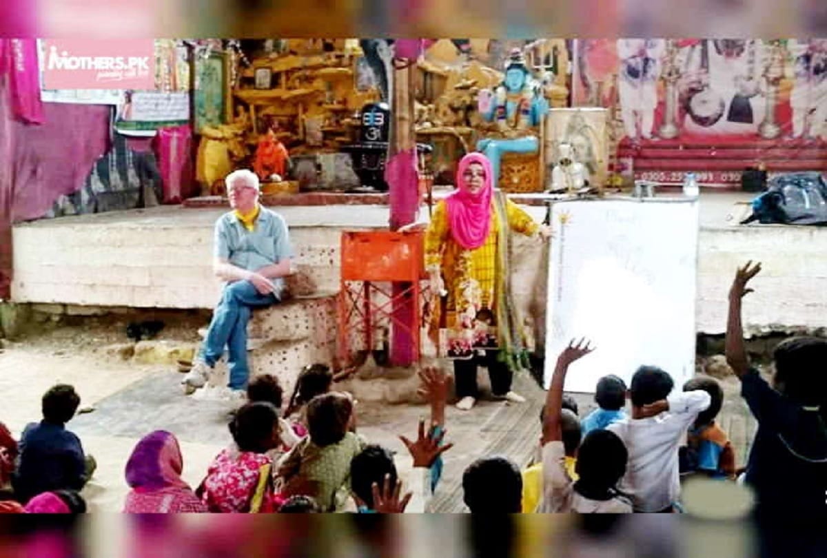 Muslim woman is educating Hindu children in school, built in a temple of Pakistan