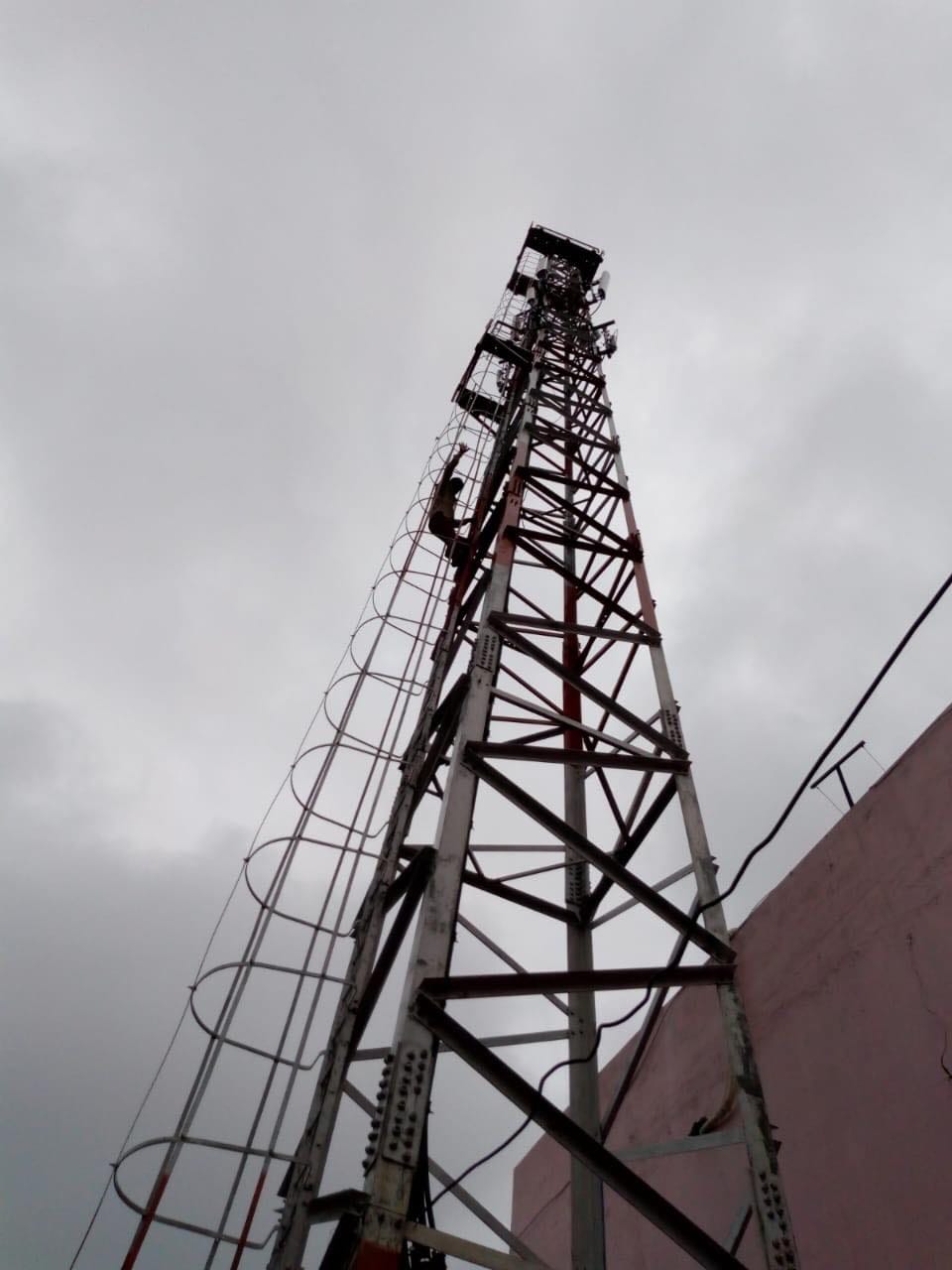 youth angry due to encroachment in dehradun climb on tower