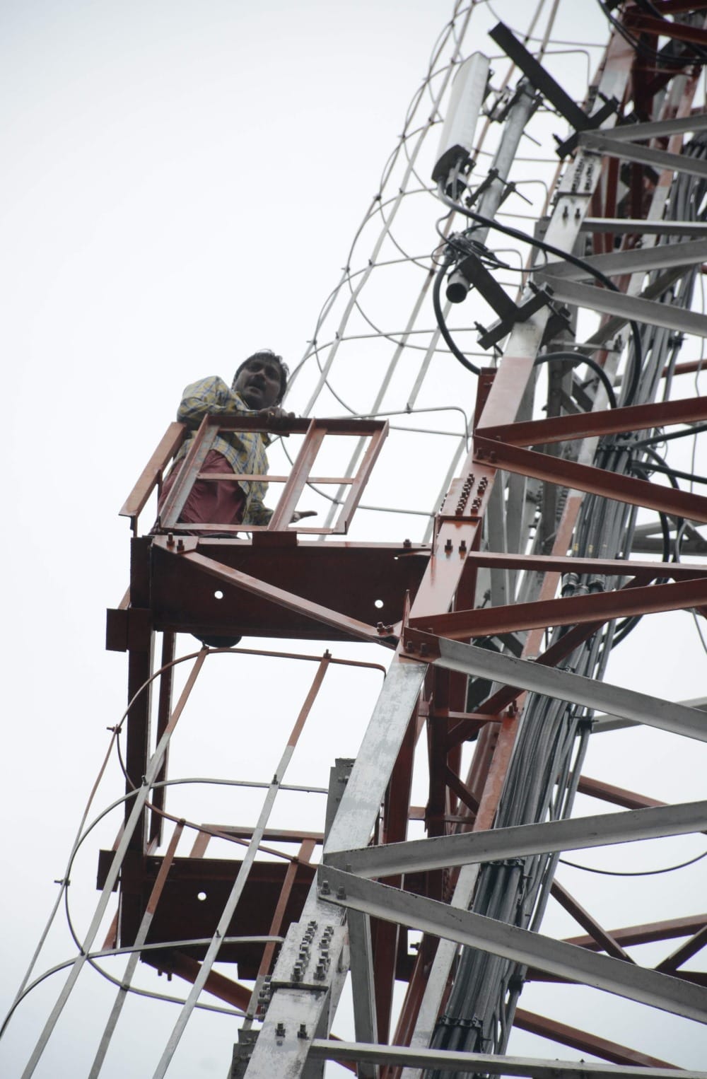 youth angry due to encroachment in dehradun climb on tower