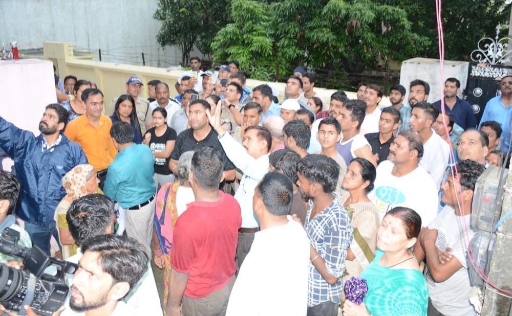 youth angry due to encroachment in dehradun climb on tower