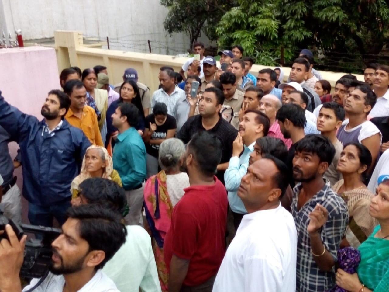 youth angry due to encroachment in dehradun climb on tower