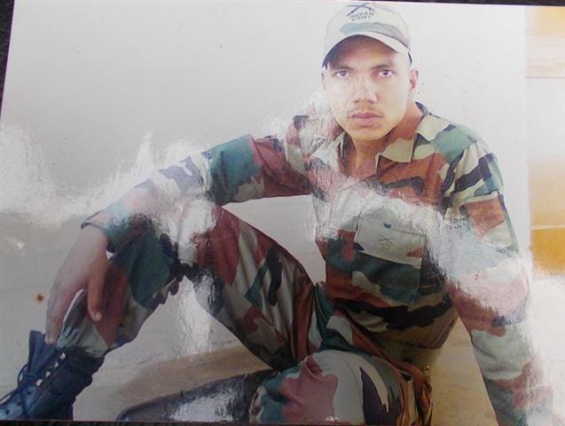 gajab: shaheed dalaveer ke parivaar ko milane vaalee 25 laakh kee madad ko kar diya 20 laakh