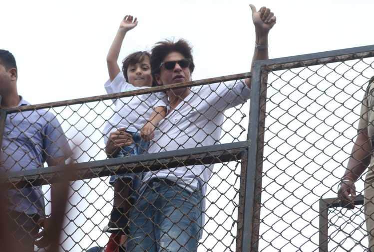 shah rukh khan greets his fans outside mannat on eid