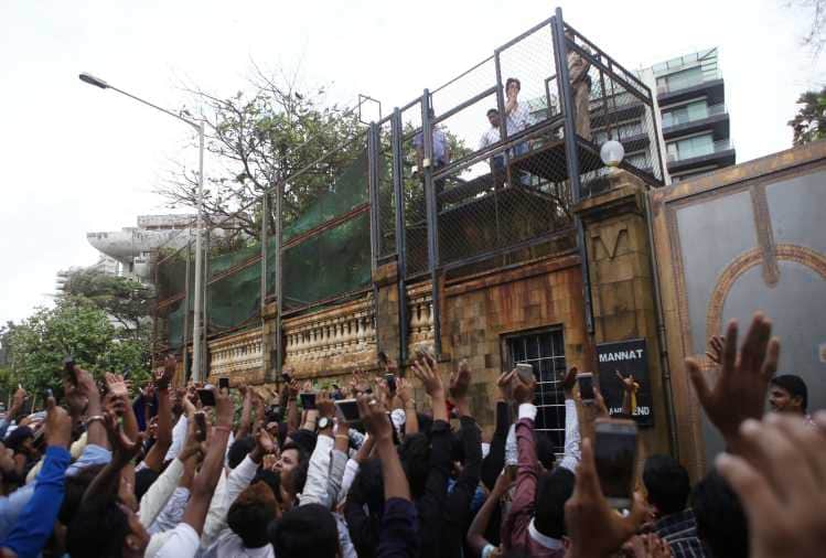 shah rukh khan greets his fans outside mannat on eid