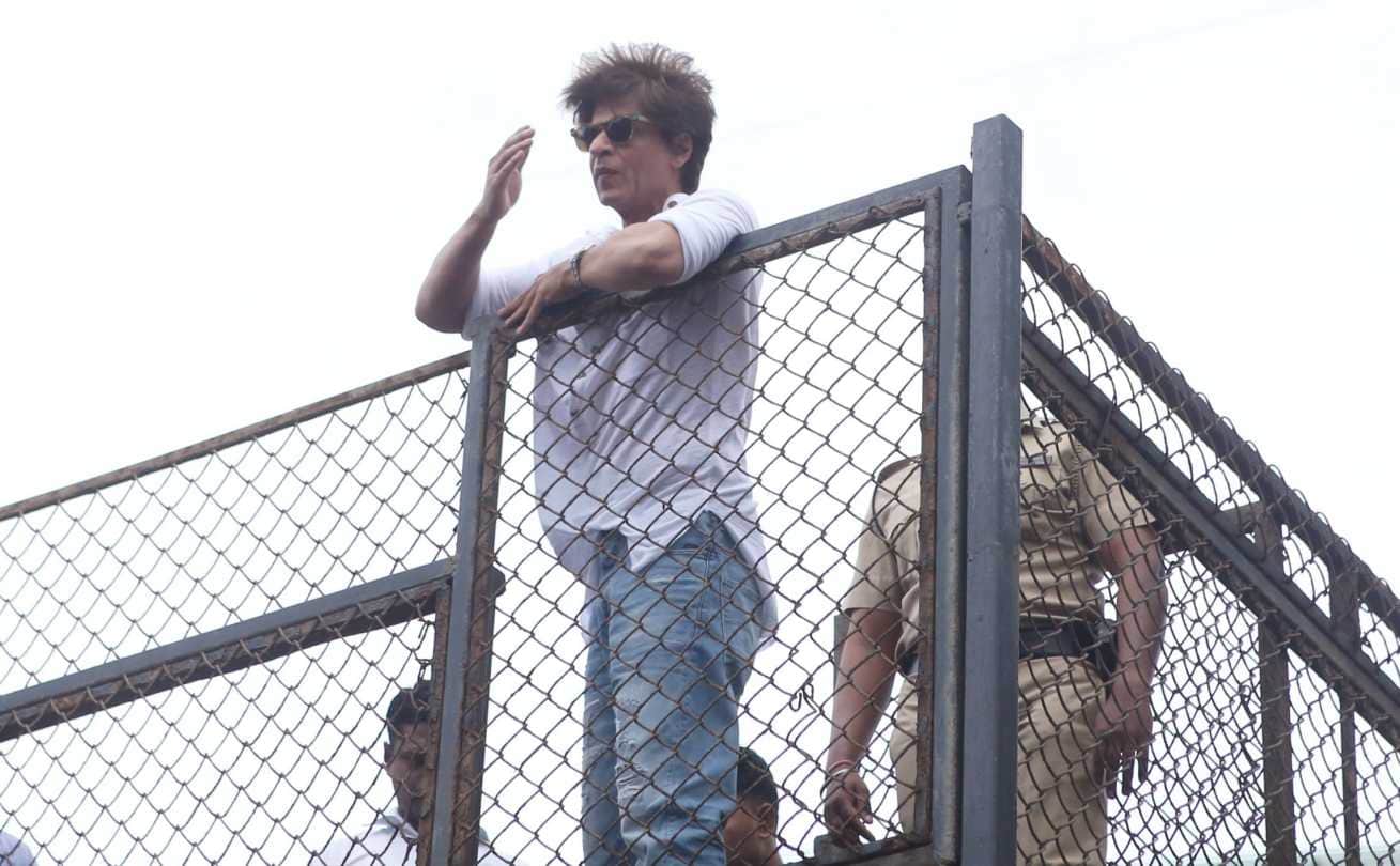 shah rukh khan greets his fans outside mannat on eid