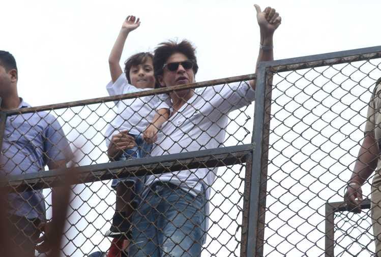 shah rukh khan greets his fans outside mannat on eid