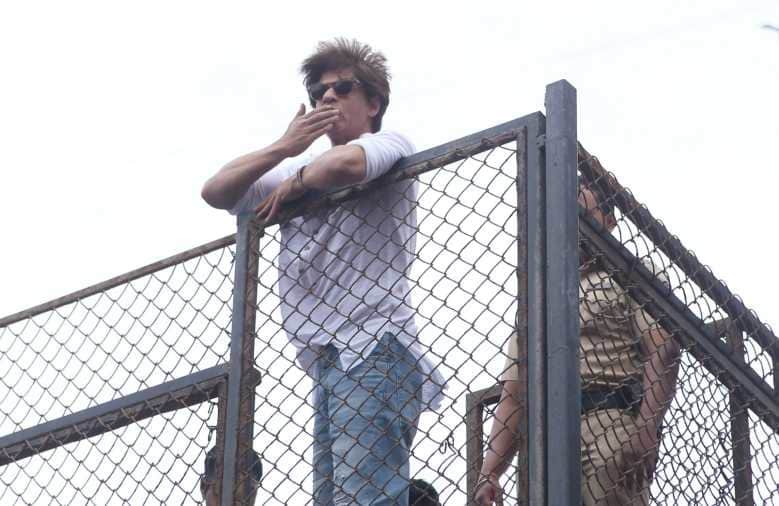 shah rukh khan greets his fans outside mannat on eid