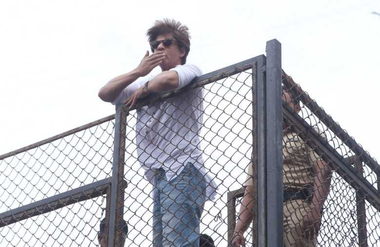 shah rukh khan greets his fans outside mannat on eid