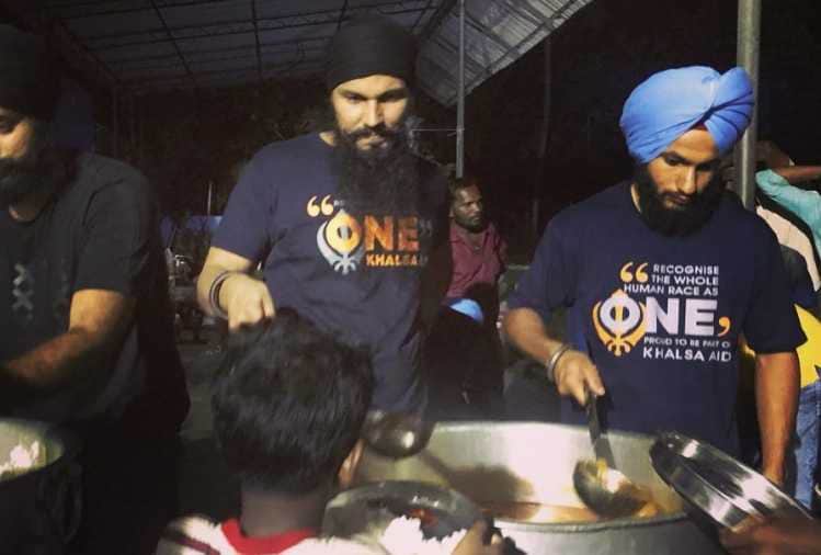 randeep hooda help serve langar at kerala flood