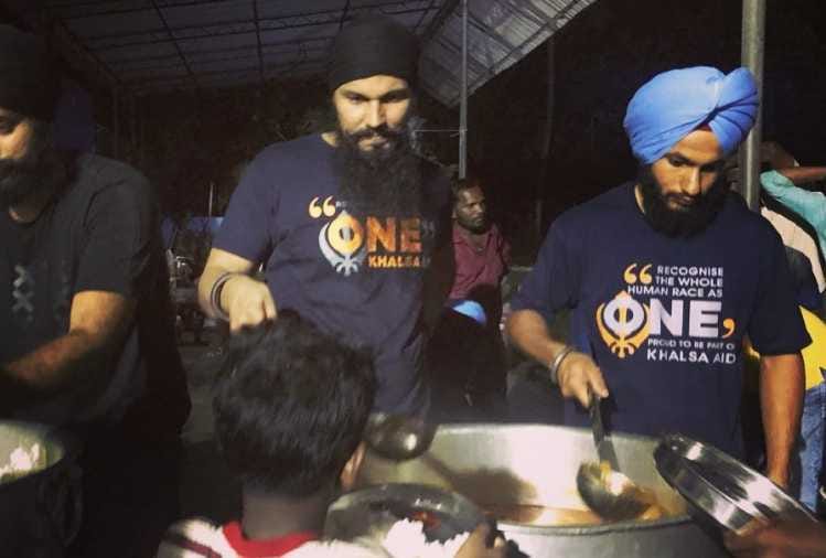 randeep hooda help serve langar at kerala flood