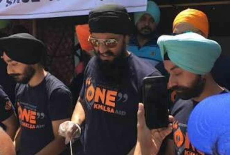 randeep hooda help serve langar at kerala flood