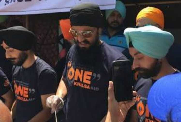randeep hooda help serve langar at kerala flood