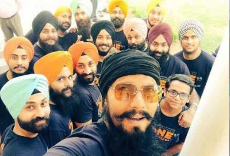 randeep hooda help serve langar at kerala flood