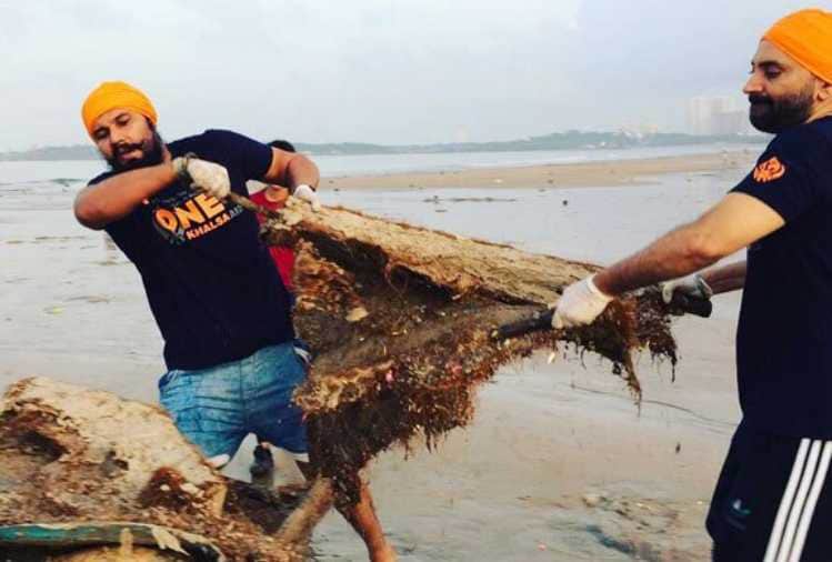 randeep hooda help serve langar at kerala flood
