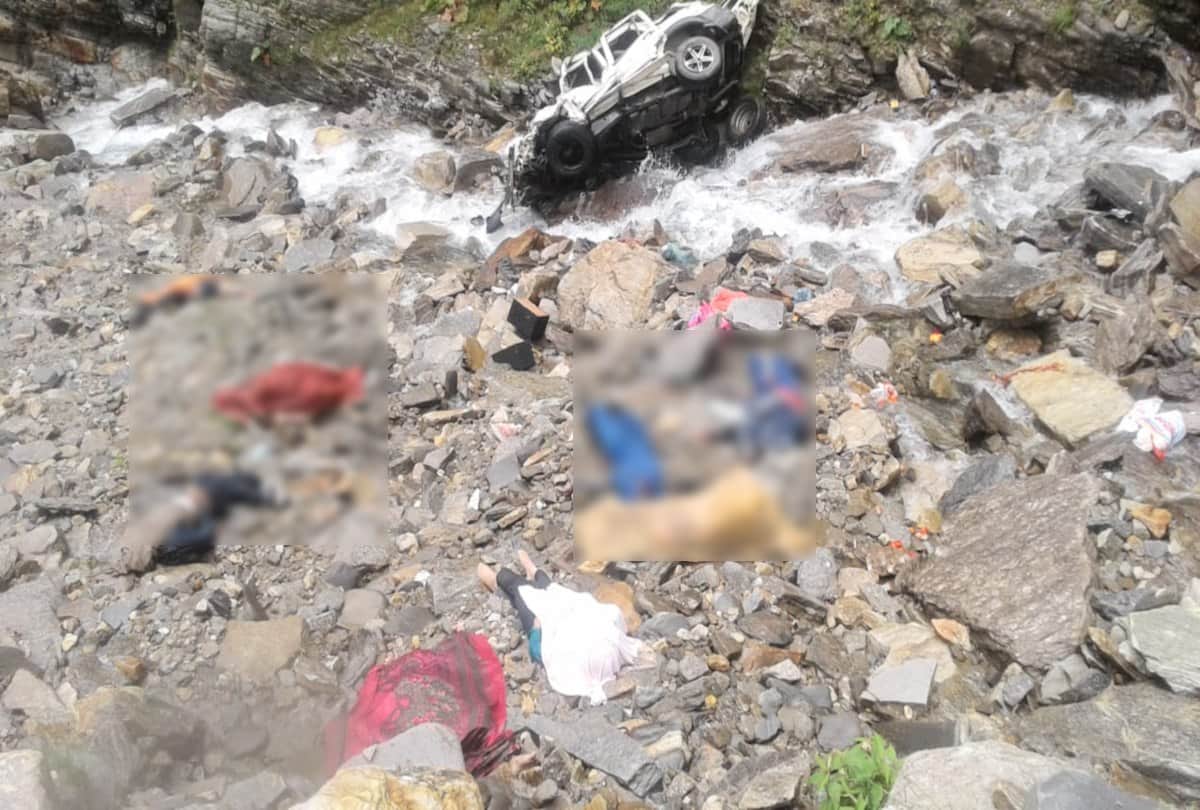 The dead bodies found scattered  in the trench in rohtang road accident