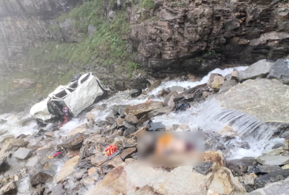 The dead bodies found scattered  in the trench in rohtang road accident