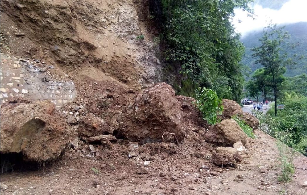 Landslide on badrinath highway after heavy rain in uttarakhand