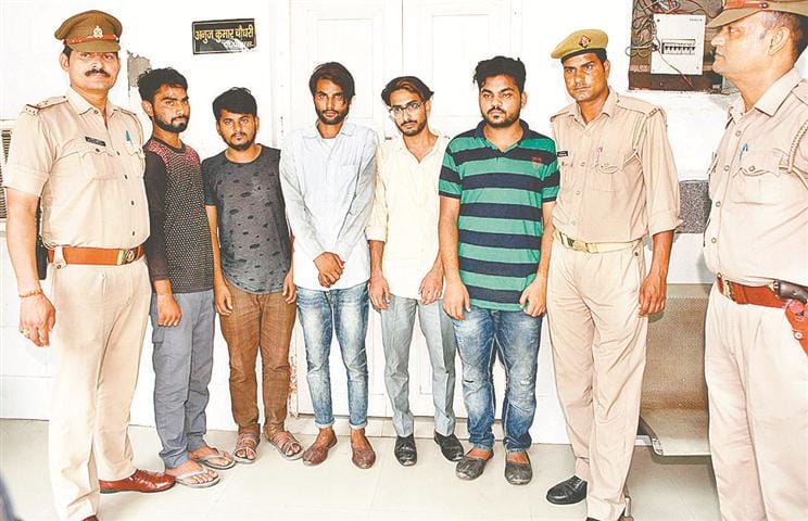 Cyber-thug gang busted, eight arrested including three young women