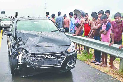 car accident on Agra Lucknow express way