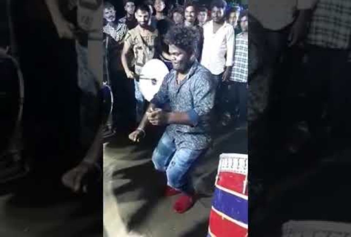 Video being viral of A boy who is dancing like a driver