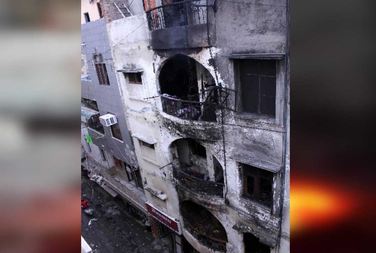 police man save life of girl who was trapped in fire